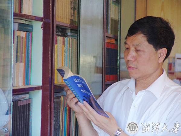 第一张:团队负责人:季水河教授,国家教学名师、全国优秀教师、国家社科基金学科评审组专家 拷贝.jpg