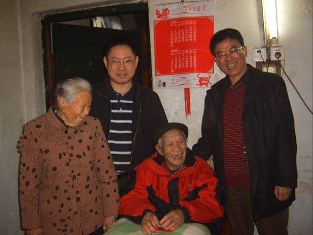 99岁的老人吴印根（右二）笑开了颜