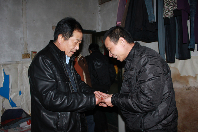 公司副总经理李琚林慰问困难职工