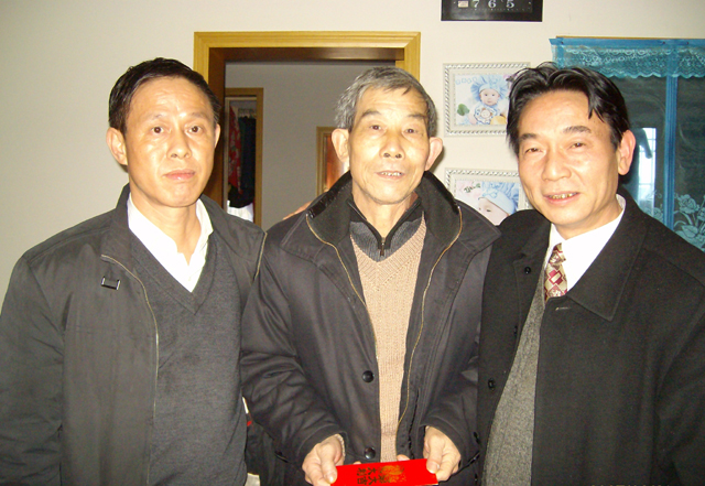 公司副总经理周松树在困难职工家庭走访